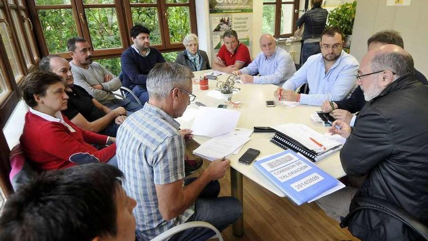 Reunión de la junta directiva del plan &quot;Leader&quot; del Alto Nalón celebrada ayer.