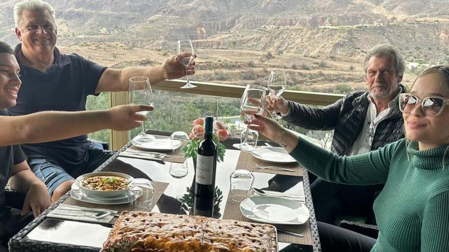 Brindis en familia en el restaurante El Mirador de Santa Lucía  ayer, ante la empanadilla y ropa vieja  con aceitunas.  | | LP/DLP