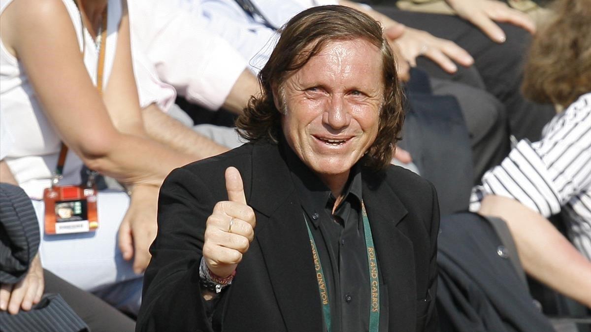 jdomenech6430965 argentinian tennis legend guillermo vilas gives the thumb up200424144315