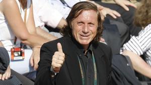 jdomenech6430965 argentinian tennis legend guillermo vilas gives the thumb up200424144315