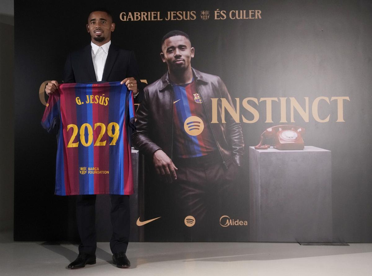 El delantero brasileño de 29 años Gabriel Jesús ha sido presentado como nuevo jugador del FC Barcelona para los tres próximos años.
