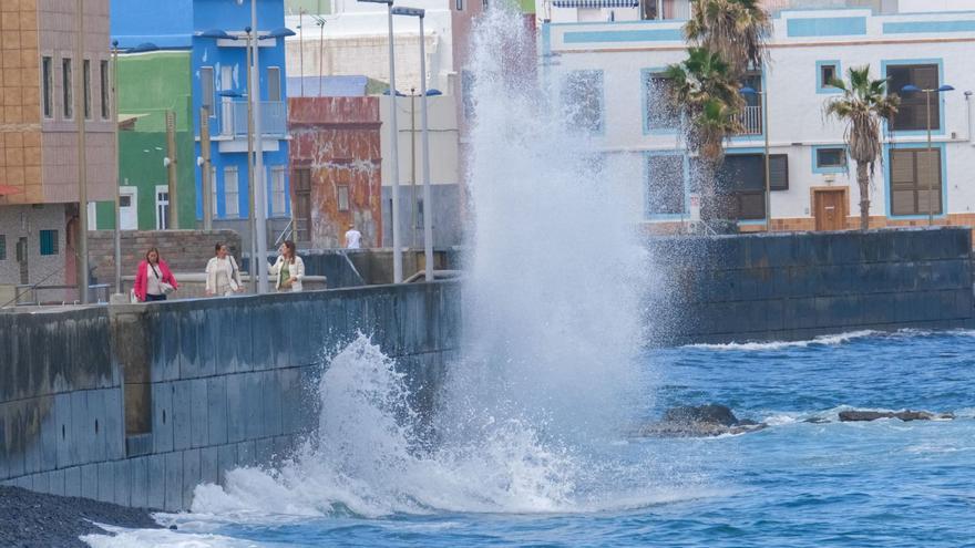 Oleaje en el paseo marítimo del barrio de San Cristóbal, en Las Palmas de Gran Canaria.