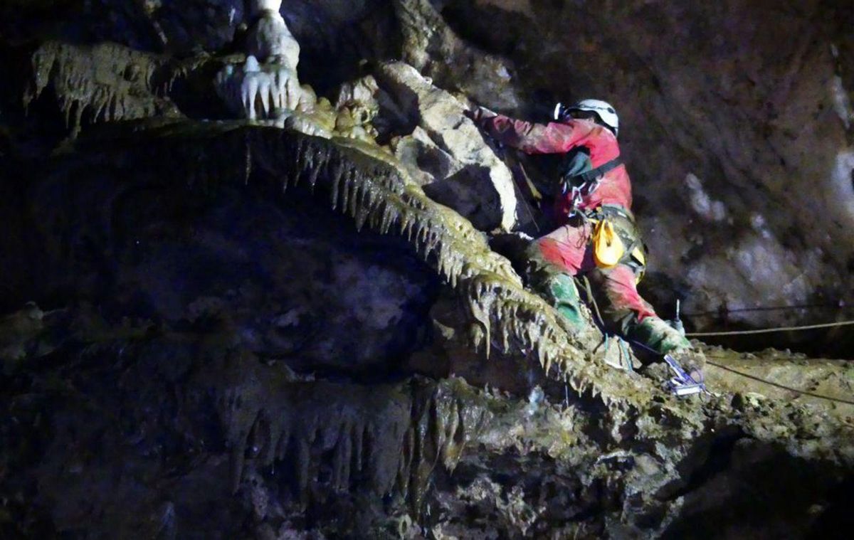 Un espeleólogo, haciendo un descenso por la colada del Pozu Jaciosu. |
