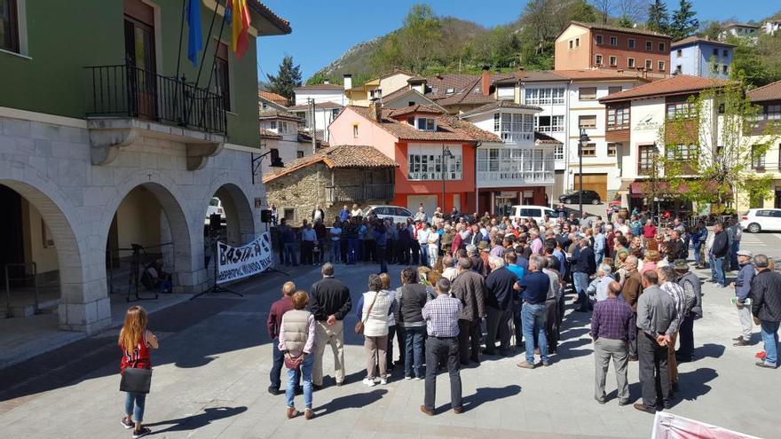 Los ganaderos concentrados esta mañana frente al Ayuntamiento de Caso.