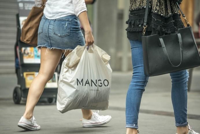 LAS PALMAS DE GRAN CANARIA A 30/06/2017. Rebajas de verano en las tiendas de la zona comercial de Triana. FOTO: J.PÉREZ CURBELO