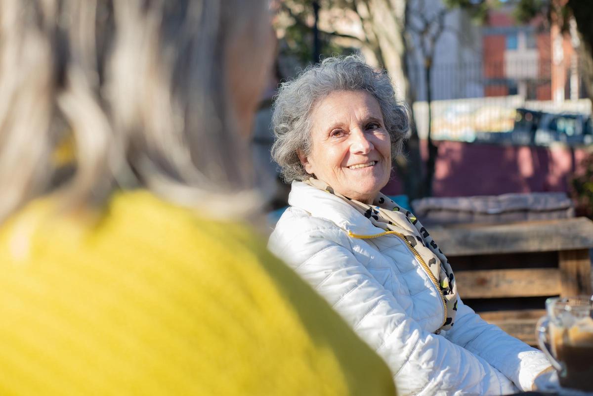 El contacto con otras personas de su generación es importante para su bienestar