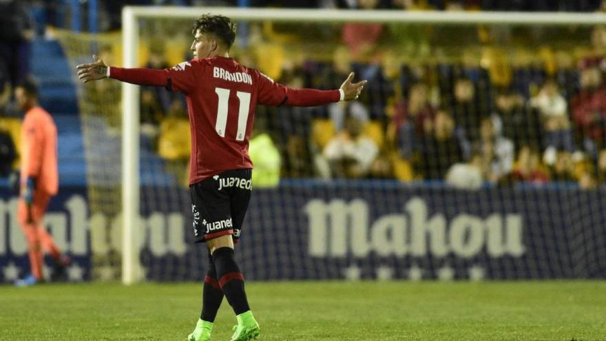 Brandon gesticula con los brazos durante el partido ante el Alcorcón en el estadio de Santo Domingo.