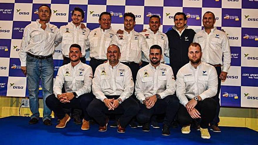 El equipo Disa Copi Sport, con su padrino Pedro Martínez de la Rosa, durante la presentación de ayer.