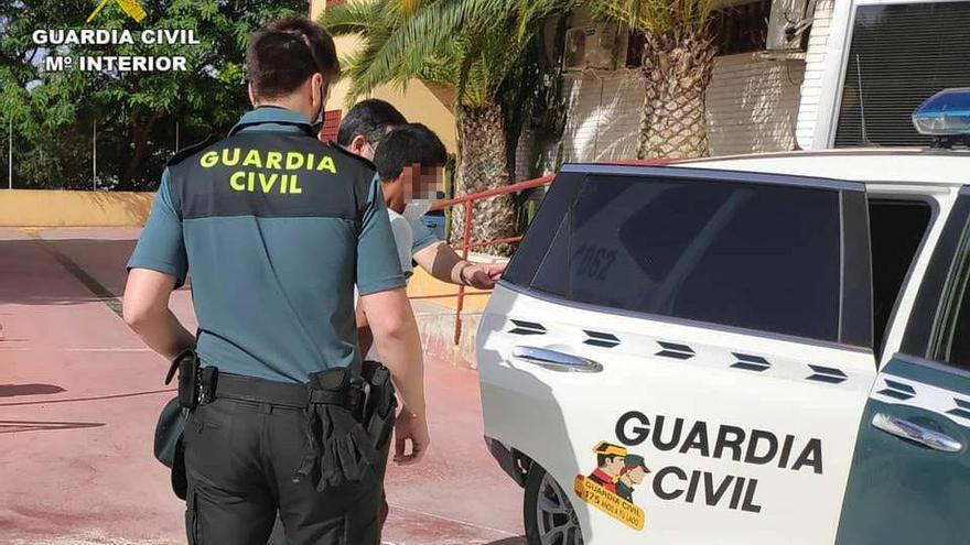 La Guardia Civil detiene al presunto exhibicionista de Aspe y le imputa dos delitos