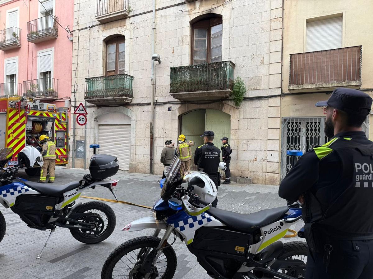 Bombers treballen en el petit incendi del carrer de la Jonquera.