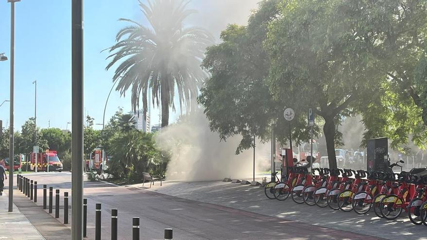 Desallotgen la parada de metro de Glòries i tanquen la del Clot per un incendi a la catenària