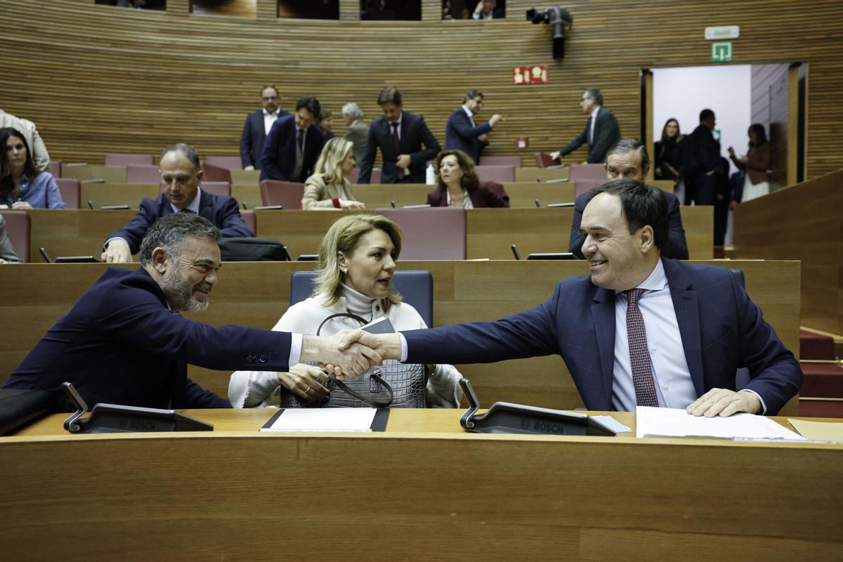 GRAFCVA2477. VALÈNCIA, 05/03/2026.- El president de la Generalitat, Juanfran Pérez Llorca, responde en el pleno de Les Corts Valencianes a preguntas relacionadas con "los últimos escándalos conocidos", con la gestión de la dana de 2024 y con la inmigración. En la imagen Pérez Llorca (dcha), saluda al vicepresidente segundo, José Luis Díez, ante la vicepresidenta primera, Susana Camarero, momentos antes del comienzo del pleno. FE/Ana Escobar
