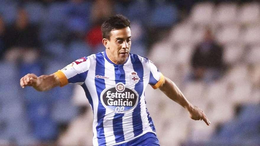 Diego Ifrán, con el balón durante el partido contra el Recreativo en Riazor. / 13fotos