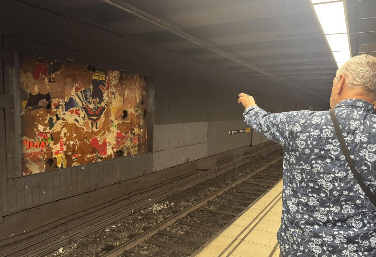 Un sesentón turista holandés le echa un último vistazo a Mazinger antes de que llegue llegue el próximo tren.