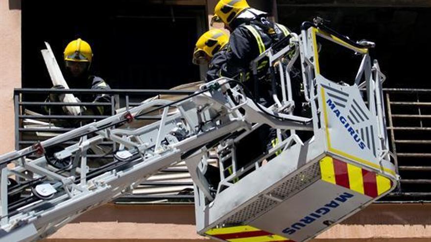 Un fallecido y dos bomberos afectados en un incendio en Málaga