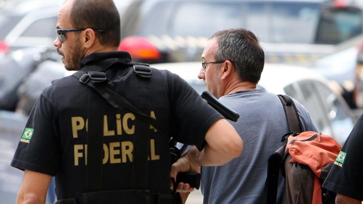 Vizan Gonzalez, junto a un policía federal, tras su arresto, el 18 de enero.