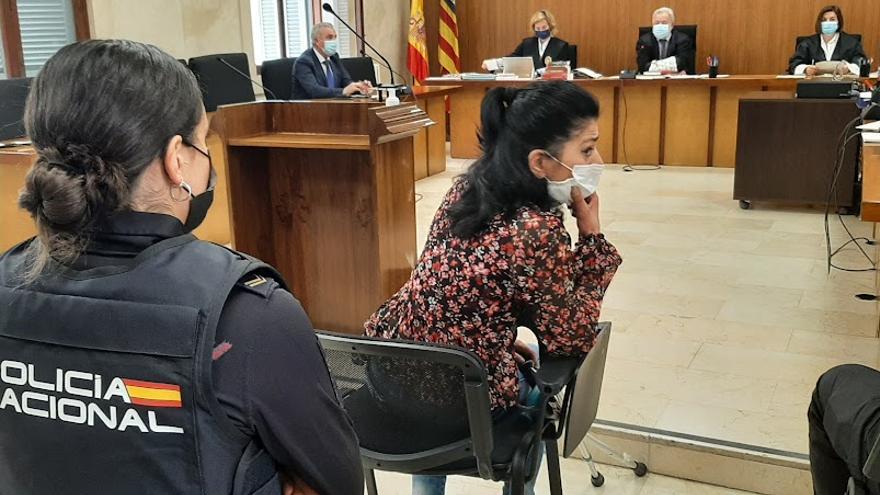 La acusada de intentar matar a su expareja prendiendo fuego al colchón, en el juicio en la Audiencia.