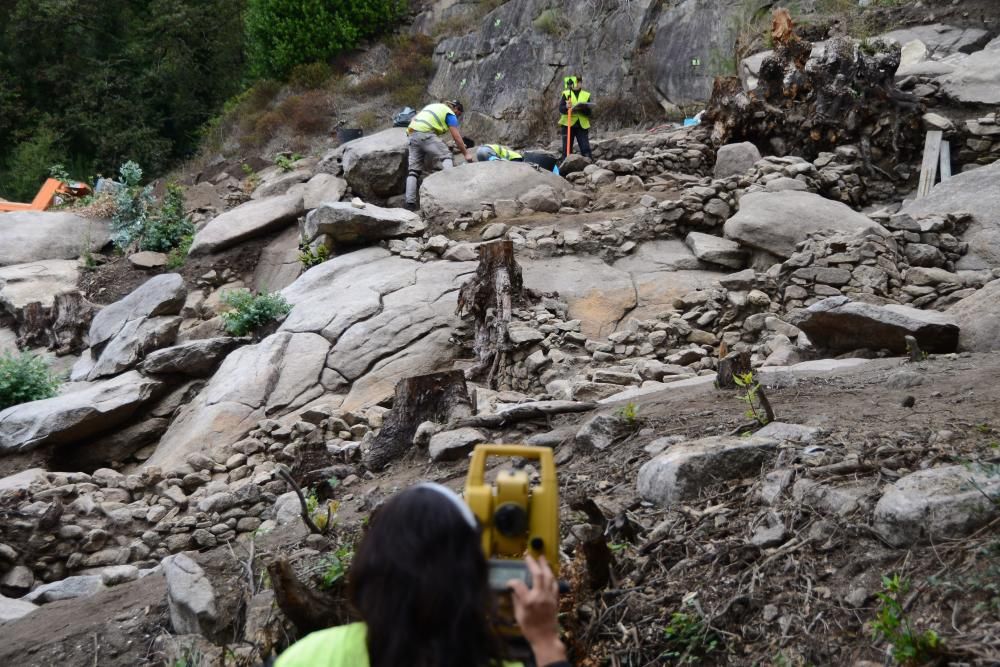 Las obras del Corredor destapan una escultura antropomorfa en Domaio