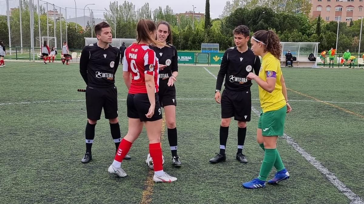 Las capitanas de Amigos del Duero y San Pío X, a inicio del choque con el trío arbitral.