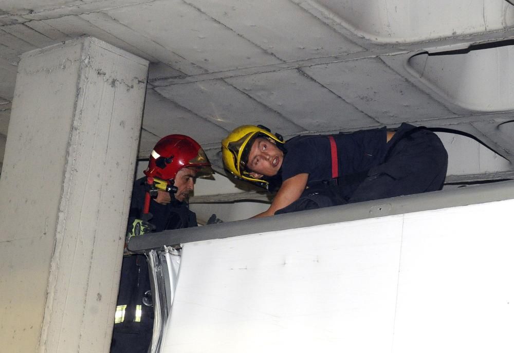 Un camión atascado en el túnel de María Pita