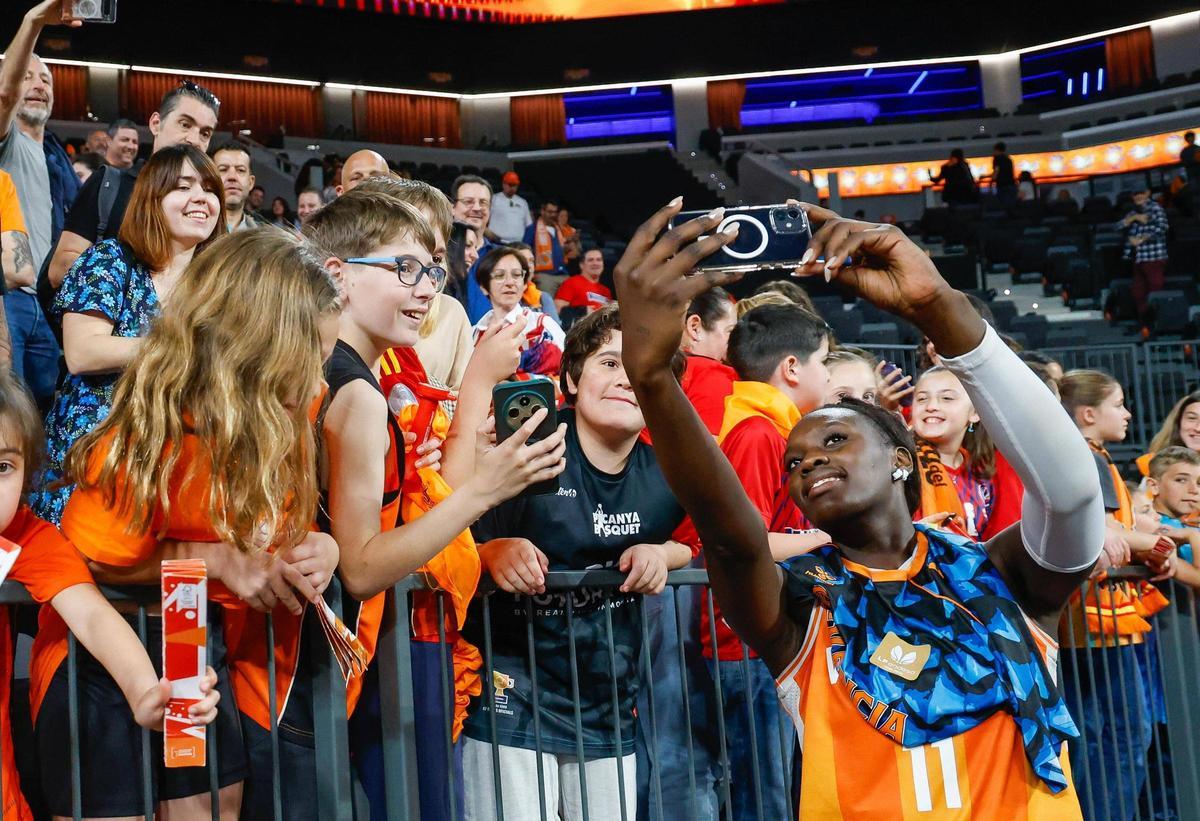 Así ha sido el regreso al Roig Arena de Awa Fam tras triunfar en el draft de la WNBA