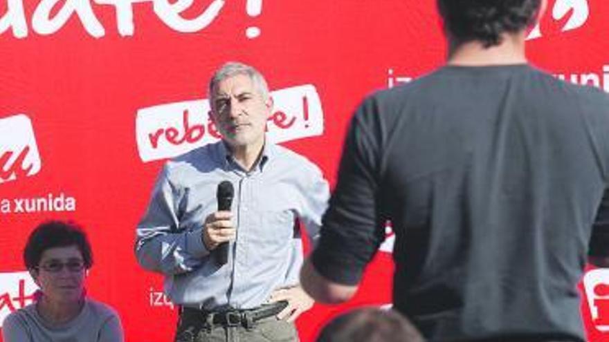 Gaspar Llamazares, de pie, durante su intervención, ayer, en Gijón.