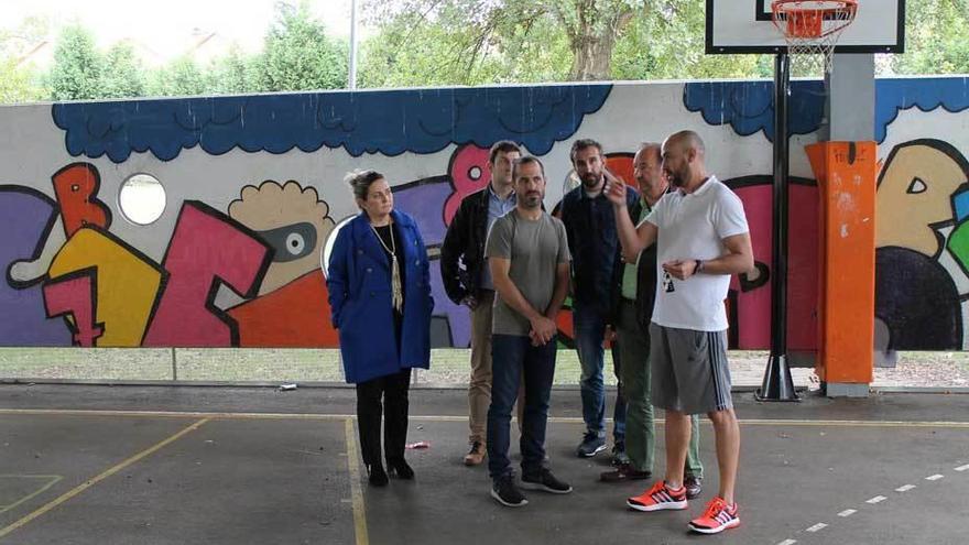 Por la izquierda, Paula Onís, Juan Freije, Ángel García, Alberto Pajares, José Carlos García de Castro y Javier Hernández, ayer, durante la visita al colegio público de La Fresneda.