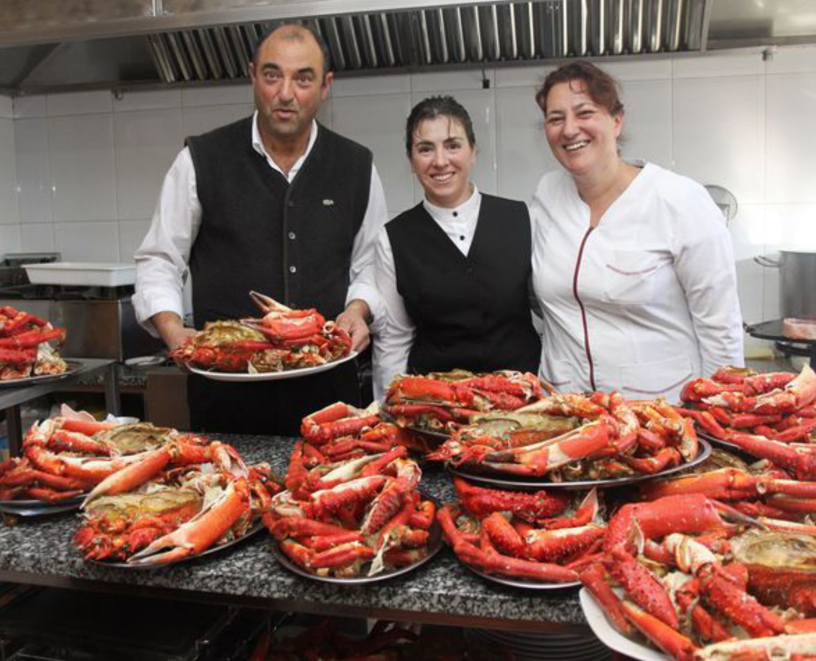 Centolladas sin parar. Desde que abre la campaña del centollo se repiten las centolladas en O Grove, tanto a instancias de O Centolo Larpeiro –la de la foto fue hace una década– como en domicilios particulares e infinidad de hoteles y restaurantes.