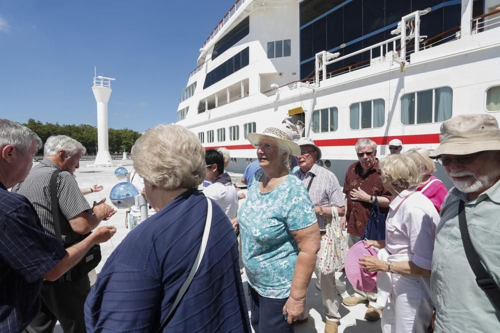 Cruceristas del buque "Braemar" en Avilés