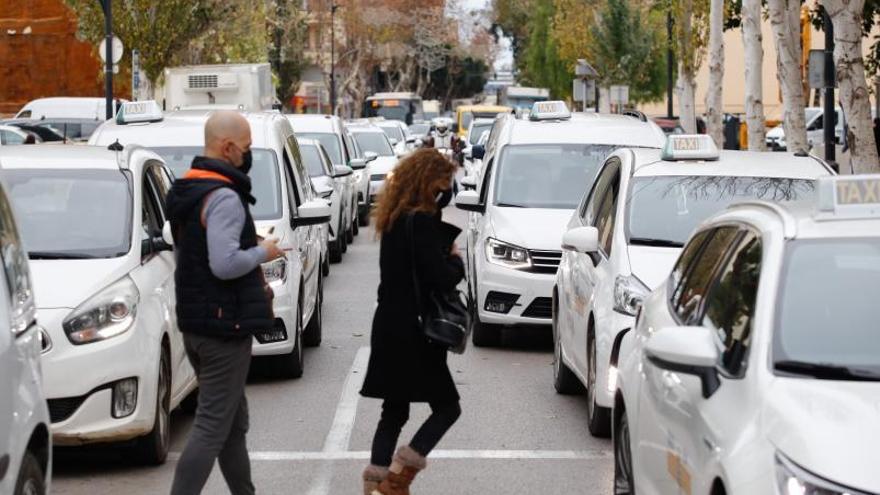 Caravana de protesta de taxis en el centro de Eivissa contra los descansos en verano. | J.A.RIERA