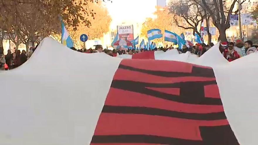 Los aficionados de Boca y River calientan motores horas antes de la gran final