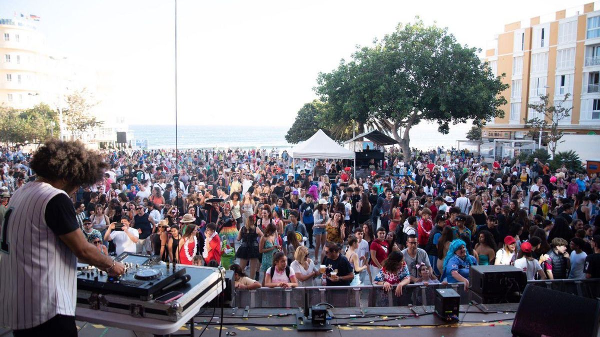 The central square was the main stage of the festival. | | DE The central square was the main stage of the festival. | | DE