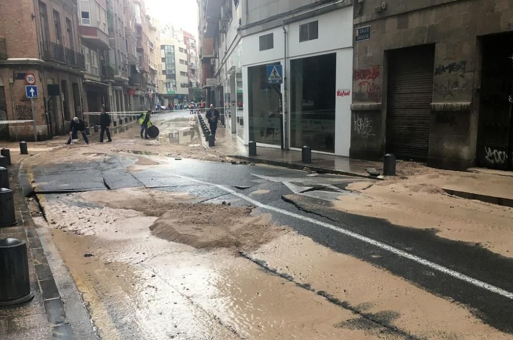 Revienta una tubería en el centro de Murcia