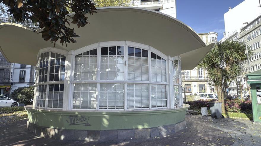El quiosco de la plaza de Ourense, este martes, ya cerrado y sin la firma de Amasarte. |  LOC