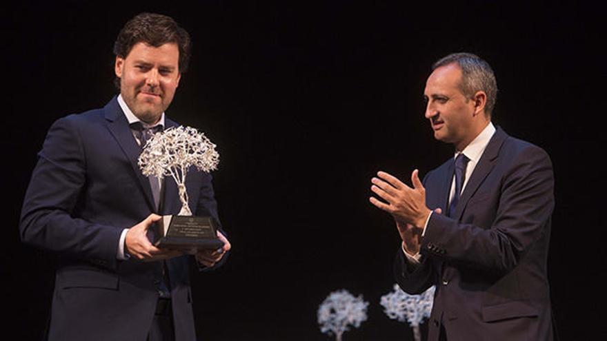 Jorge Durá recoge el premio que le entrega César Sánchez
