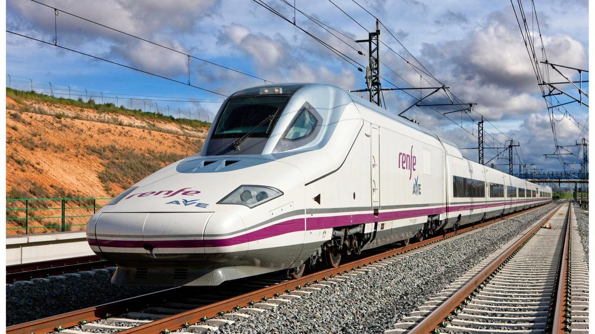 Un tren de alta velocidad entra en una estación de la Comunidad Valenciana, en una fotografía de archivo.