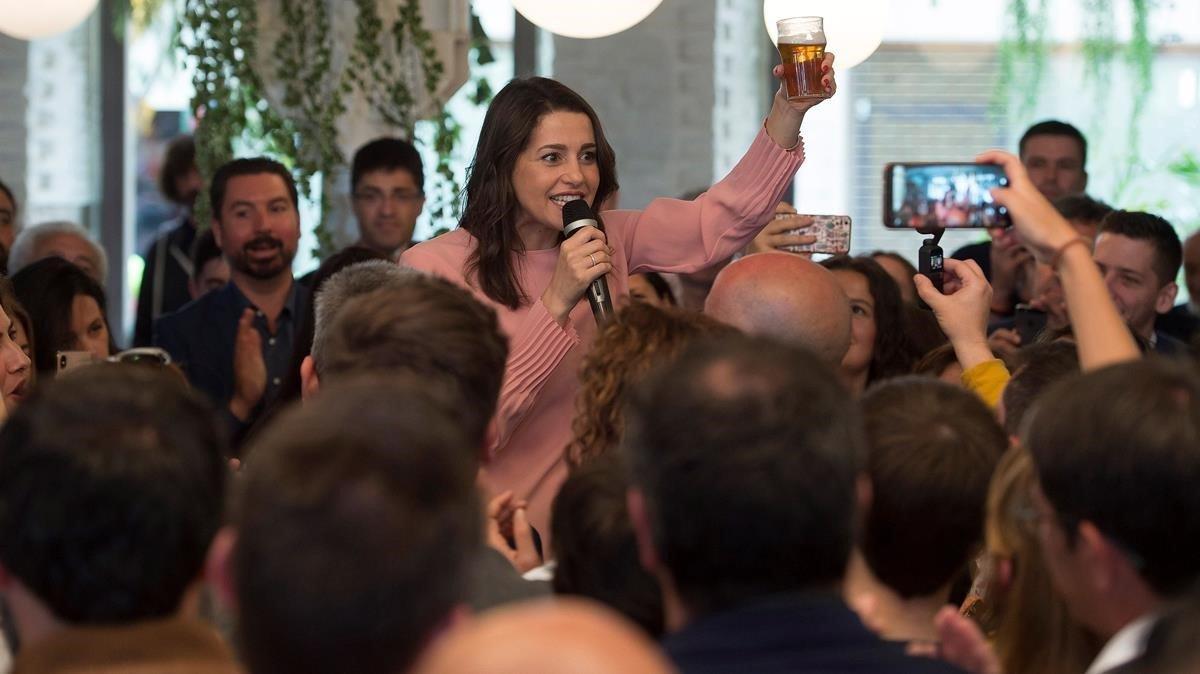 La portavoz de Ciudadanos, durante el encuentro ’Vamos de cañas con Arrimadas’, celebrado en Santander.