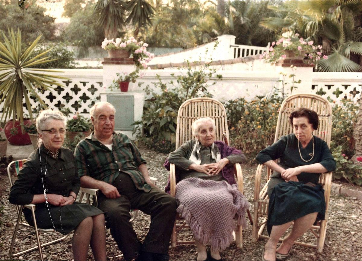 En 1968 en Málaga, en la casa familiar del Palo con su madre y sus hermanas Amparo y Remedios. Fue la última vez que vio a su madre, que falleció al año siguiente.