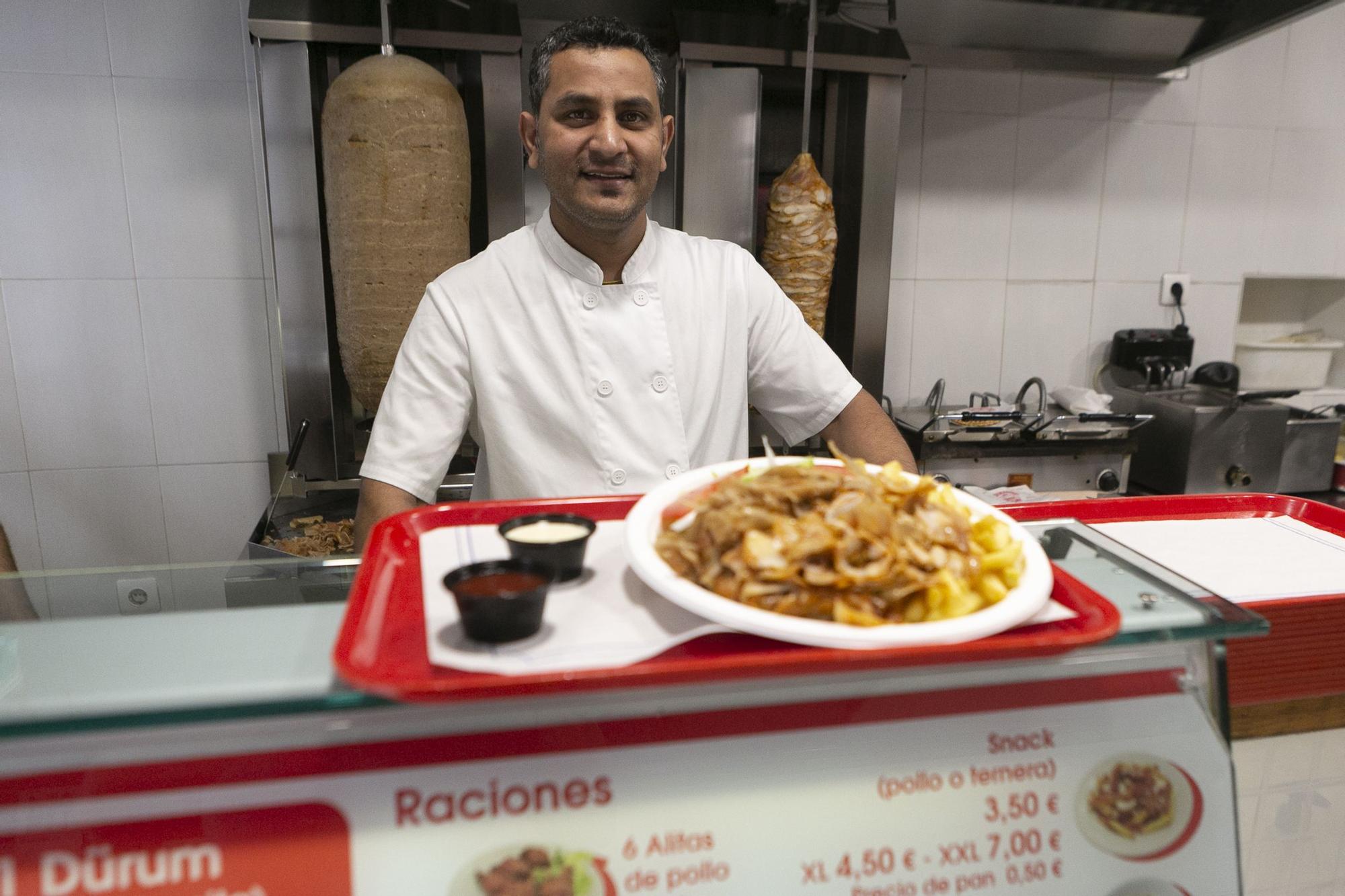 Naren Dhakal muestra algunas de las especialidades del kebab de Rivero.