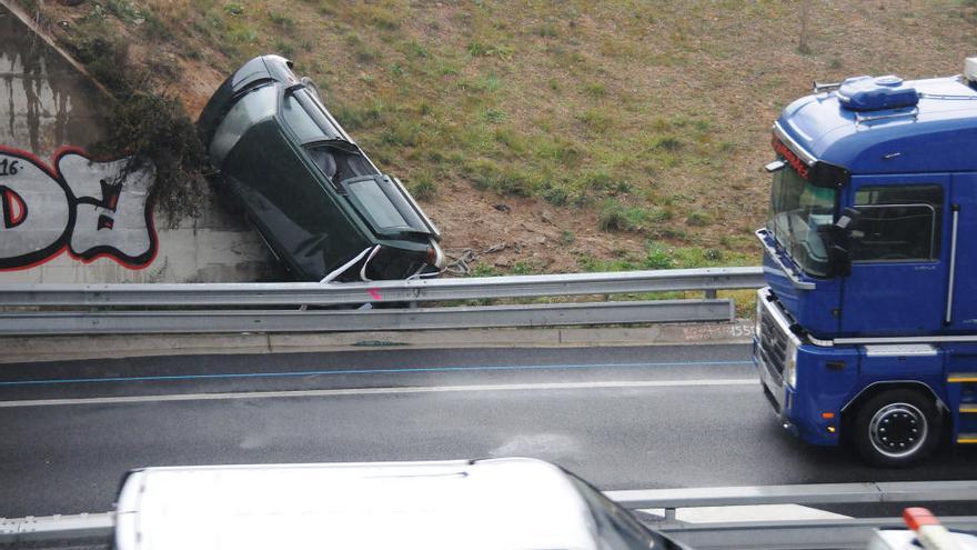 Imatge del vehicle sinistrat, en un marge de la calçada