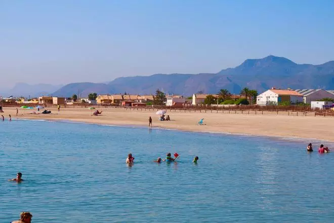 Cullera reivindica que el trabajo de conservación de las playas elimina el desnivel en el mar