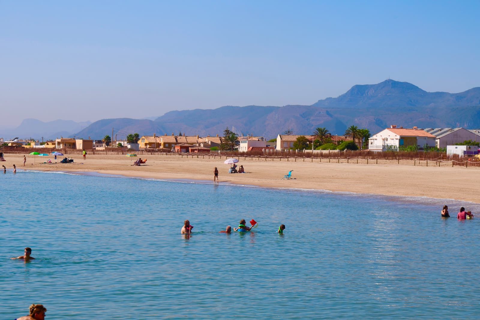 Imagen tomada en la playa de Cullera tras el paso de la brigada municipal de mantenimiento.