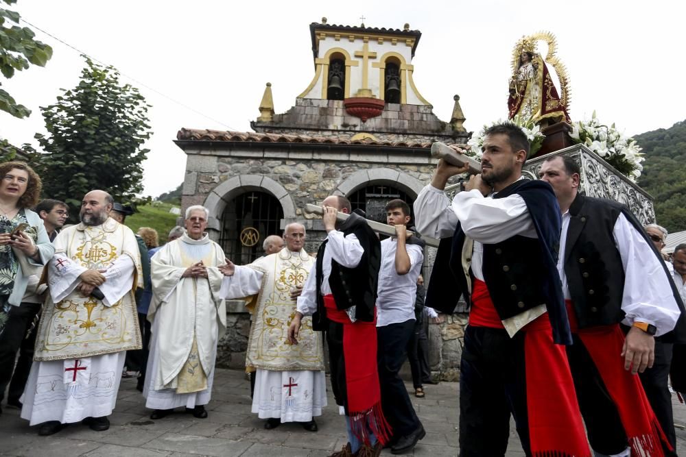 Procesión de la virgen de la salud y misa por las fiestas de Carreña de Cabrales