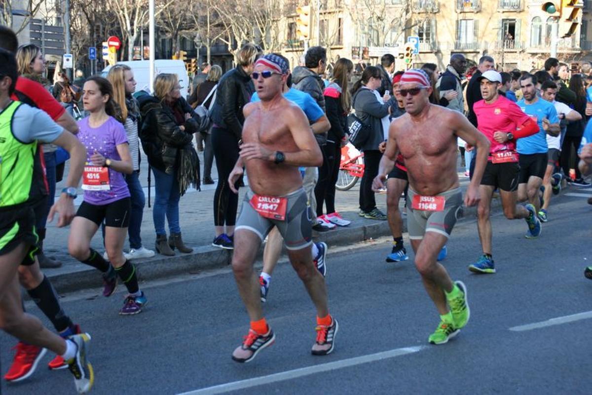Carlos y Jesús Leal corriendo juntos sin camiseta.