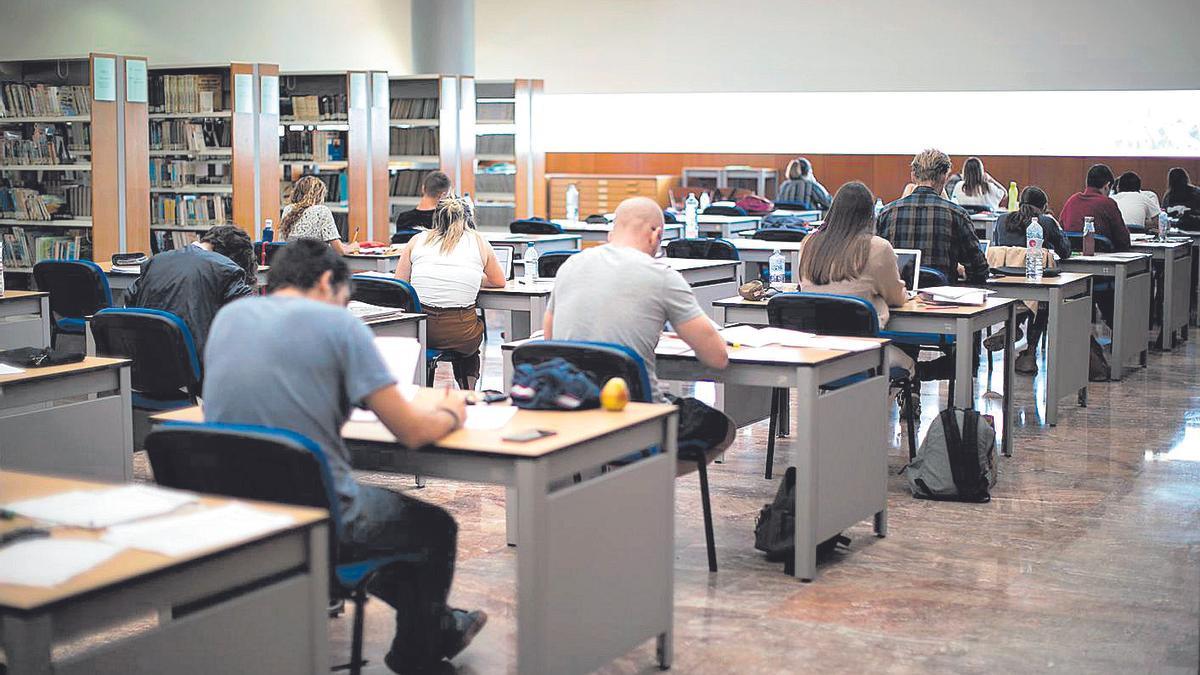 Estudiantes en una biblioteca de Canarias.