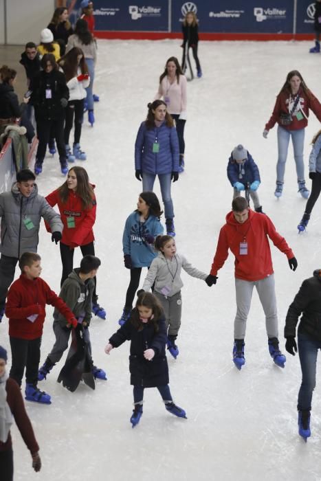 La pista de gel de Girona s'omple de patinadors