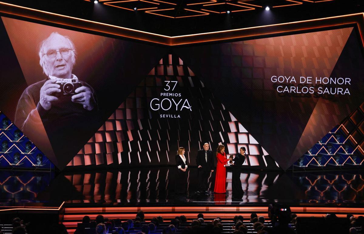 Los familiares de Carlos Saura subieron al escenario a recoger su Goya Honorífico a título póstumo.  | MARCELO DEL POZO