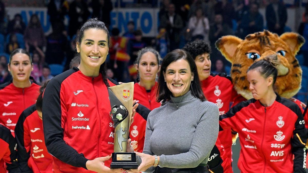 Lara González recibe el trofeo de subcampeonas del reciente Torneo Internacional de España.