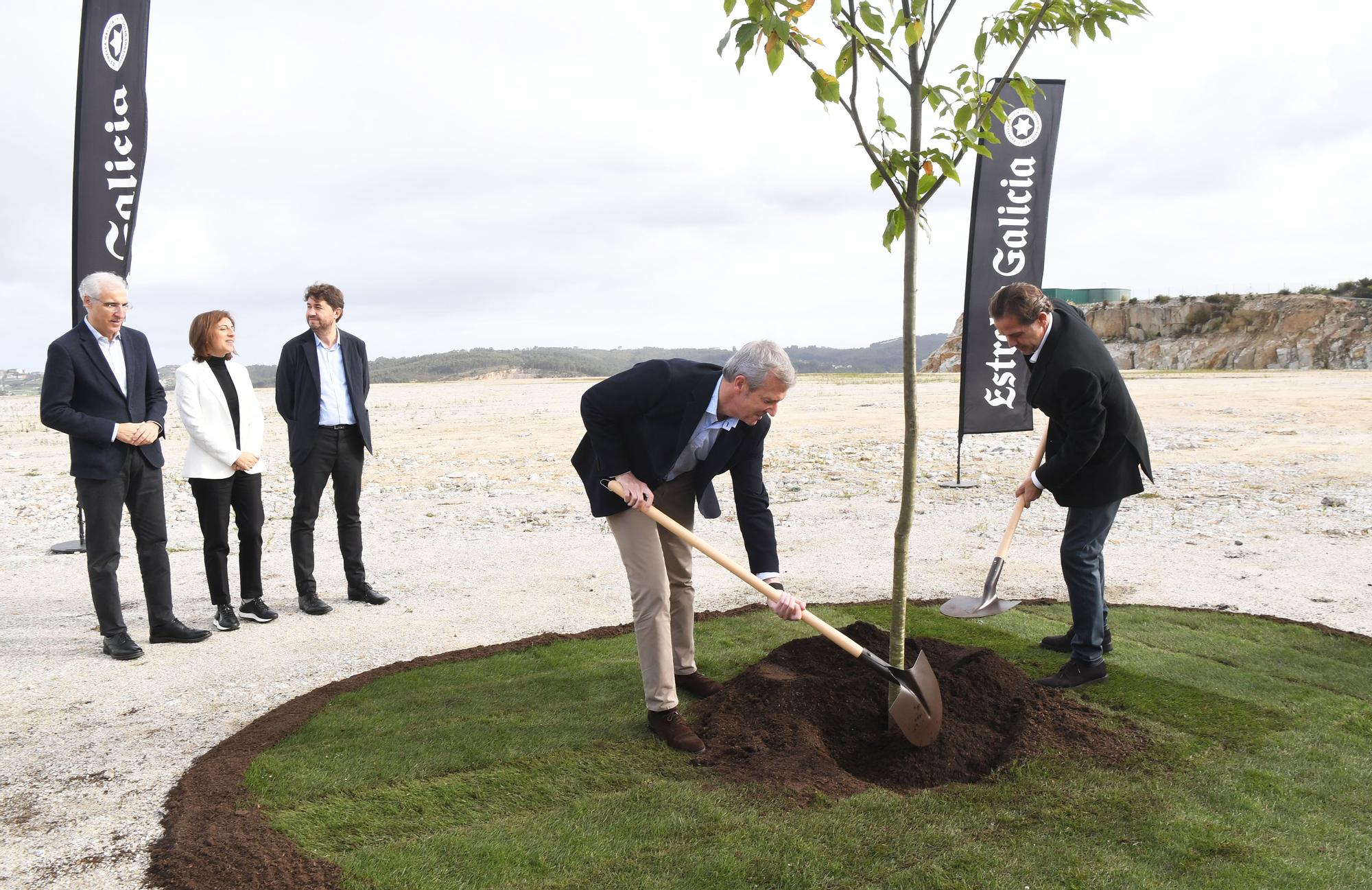 Primera piedra de la nueva fábrica de Estrella Galicia en Morás (Arteixo)