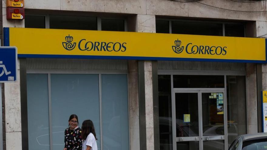 Polémica en las oposiciones a Correos: exámenes con móviles y opositores entrando y saliendo del aula